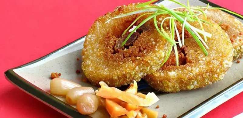 Chia nhỏ khẩu phần ăn và tránh ăn quá nhiều trong một lần để hạn chế lượng calo hấp thụ từ bánh chưng rán