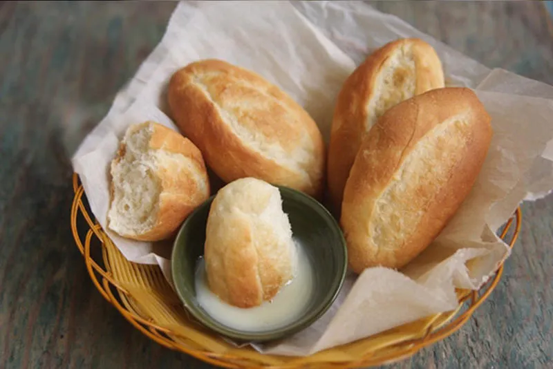 Bánh mì chấm sữa đặc tương đối giàu calo