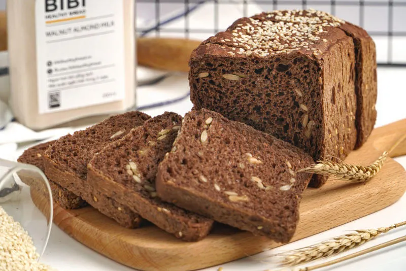 Bánh mì gói đen nhiều chất xơ nhưng no lâu