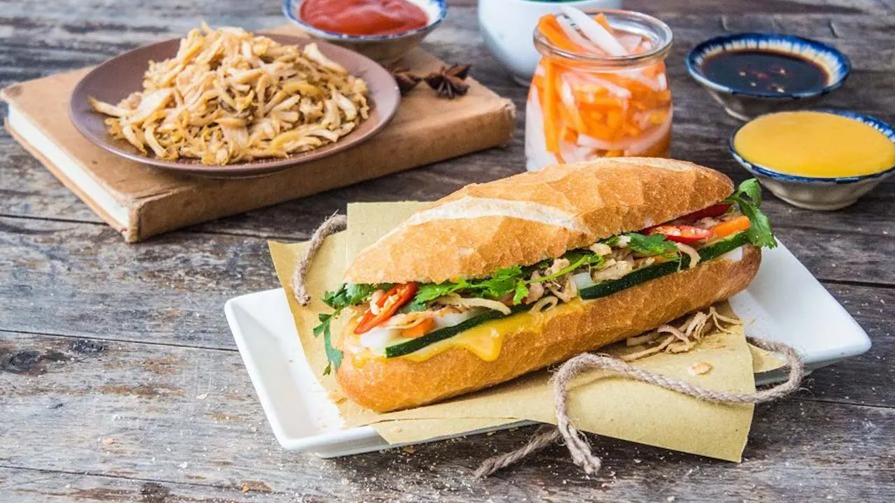 Một ổ bánh mì kẹp thịt truyền thống Đà Lạt với pate, thịt nguội và rau thơm