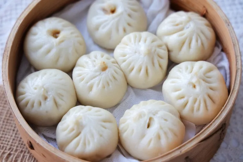 Một rổ bánh bao hấp nóng hổi với nhiều loại nhân khác nhau