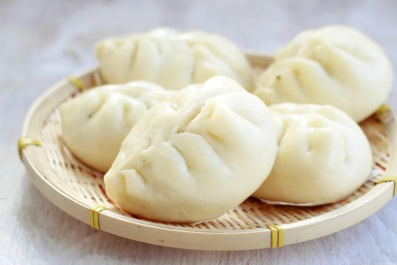 Người phụ nữ ăn bánh bao chay như một phần của chế độ ăn kiêng