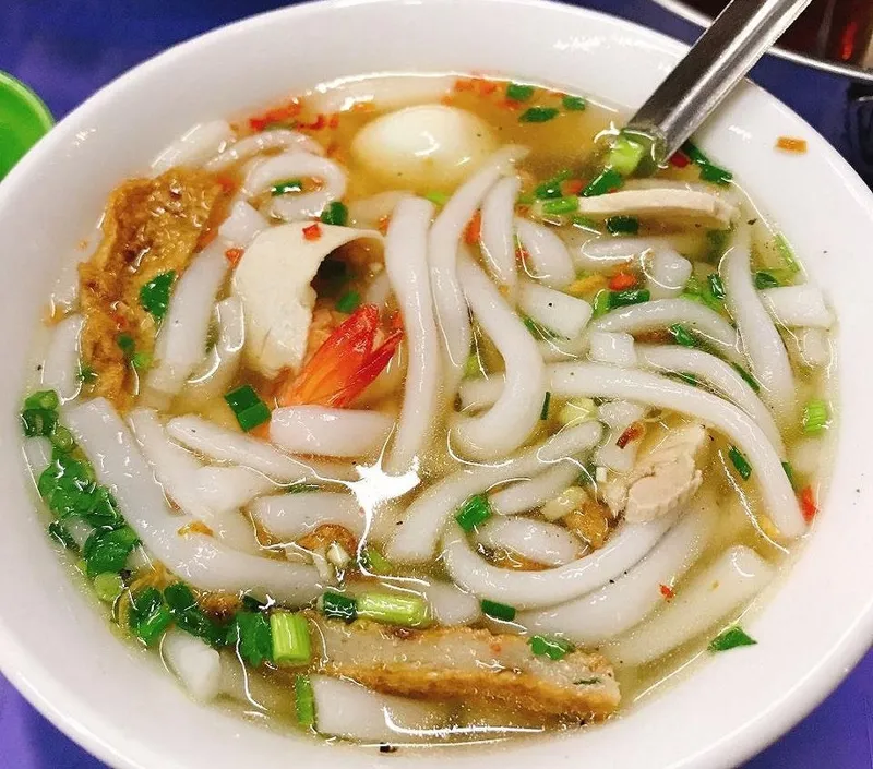 Bánh canh ghẹ hấp dẫn với màu sắc bắt mắt và sợi bánh to tròn
