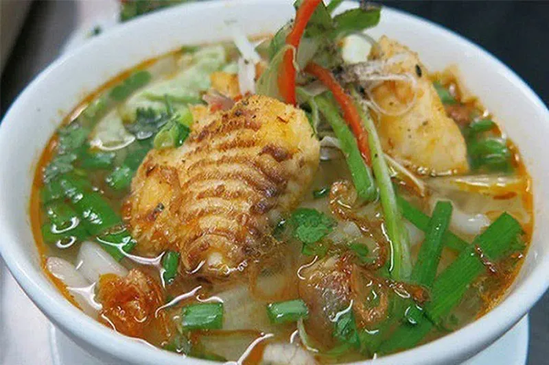 Tô bánh canh cá tươi ngon, đầy ắp cá và rau thơm
