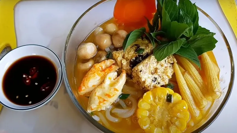 Bánh canh chay thanh đạm với nhiều rau củ tươi xanh