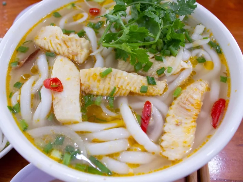 Tô bánh canh cá lóc nóng hổi, thịt cá trắng và nước dùng trong