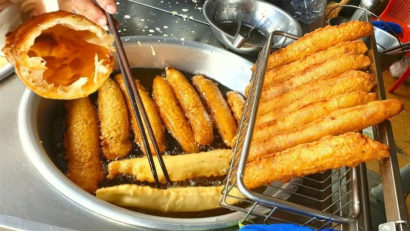 Chiên bánh chuối vàng đều 2 mặt rồi cho ra đĩa và thưởng thức ngay