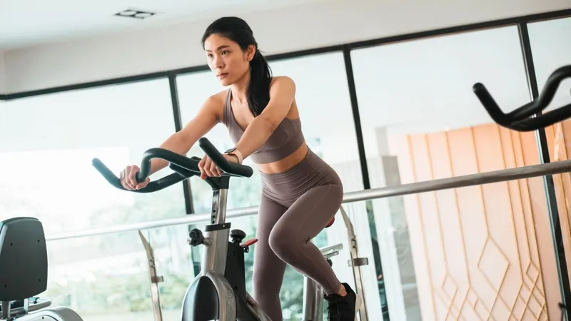 Tăng cường vận động thể chất giúp đốt cháy năng lượng dư thừa khi ăn bánh da lợn
