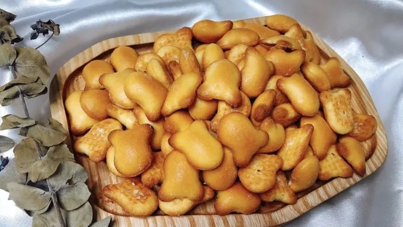 Hình ảnh người phụ nữ đang thưởng thức bánh gấu như một bữa ăn nhẹ, biểu thị việc bổ sung năng lượng