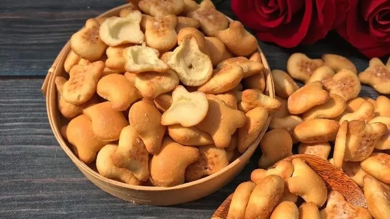 Hình ảnh một người đang ăn bánh gấu vào buổi tối, tượng trưng cho hành vi cần tránh để không tăng cân