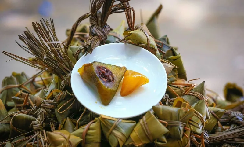 Nhiều chiếc bánh gio được gói cẩn thận trong lá dong xanh