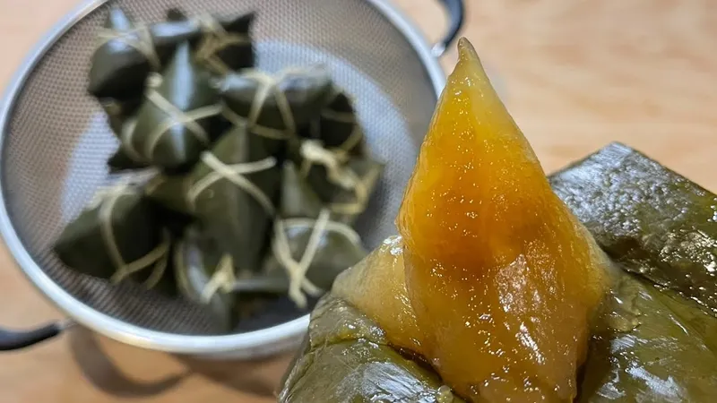 Một chiếc bánh gio không nhân ăn kèm với mật mía ngọt ngào
