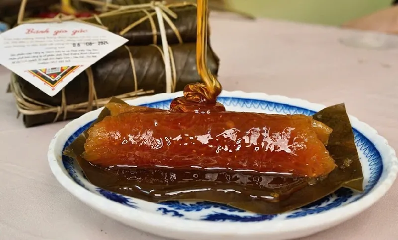 Bánh gio mật mía với mật vàng sóng sánh trên đĩa sứ trắng