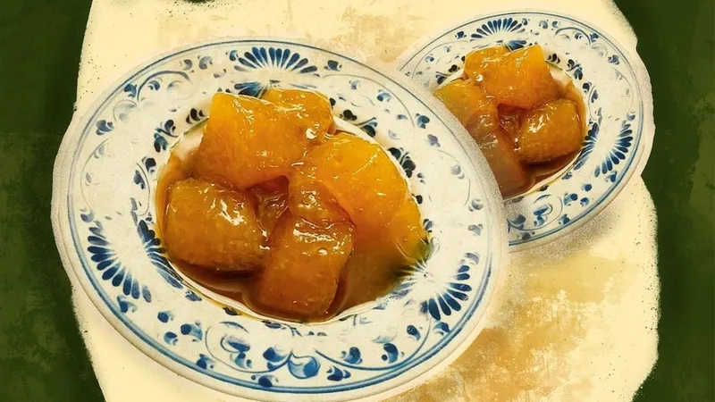 Một đĩa bánh gio mật mía đã cắt lát, sẵn sàng để thưởng thức