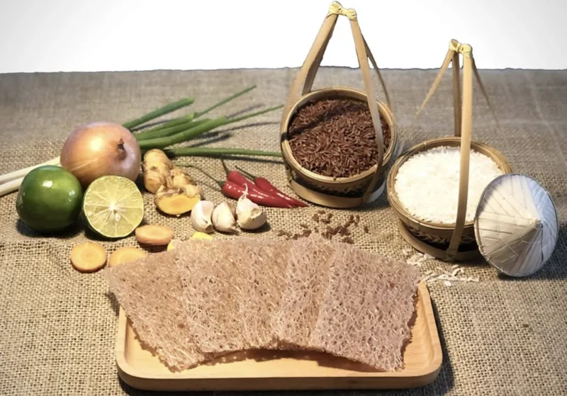 Bánh hỏi gạo lứt nguyên chất với lượng calo thấp.