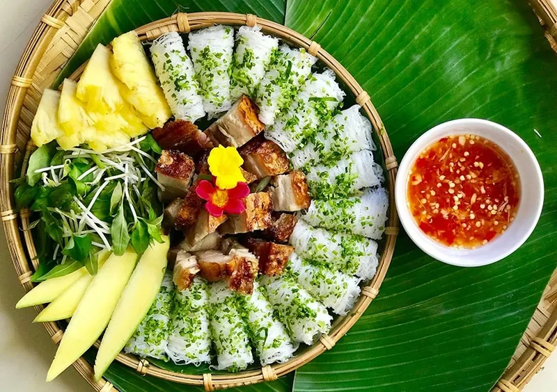 Bánh hỏi heo quay thơm lừng, da giòn rụm.
