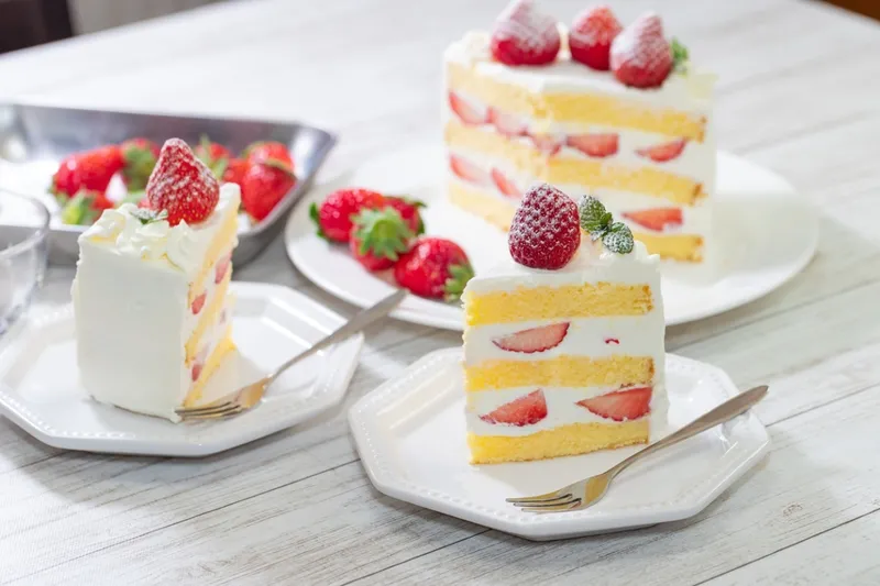 Miếng bánh kem hấp dẫn với lớp kem tươi béo ngậy