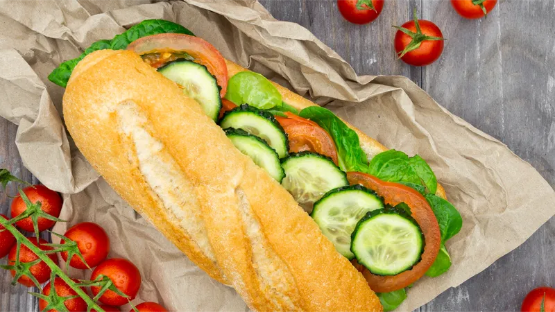 Ăn bánh mì kèm rau xanh giúp bạn kiểm soát cân nặng