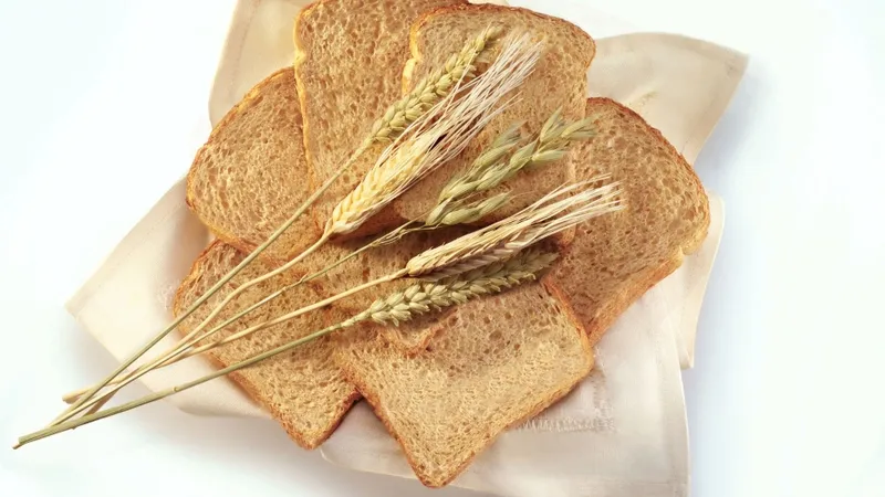 Miếng bánh mì lúa mạch với hạt ngũ cốc trên bề mặt