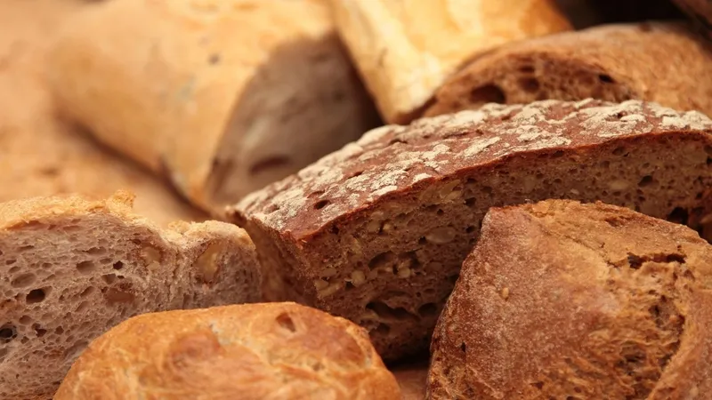 Bánh mì bơ sữa vàng ruộm trên đĩa