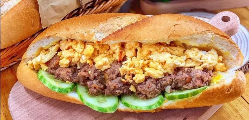 Bánh mì dân tổ Hà Nội đặc trưng bởi phần nhân hòa quyện