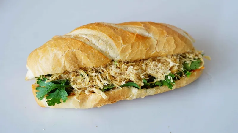 Hình ảnh một ổ bánh mì chà bông vàng ươm, thơm ngon
