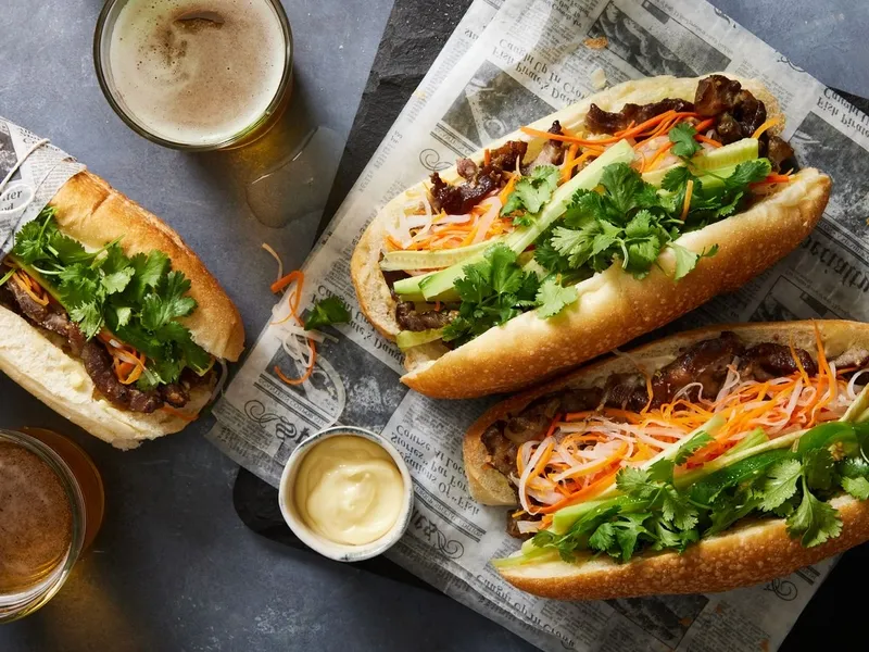 Hình ảnh một ổ bánh mì thập cẩm có rau xanh và thịt, tượng trưng cho bữa ăn nhanh và tiện lợi
