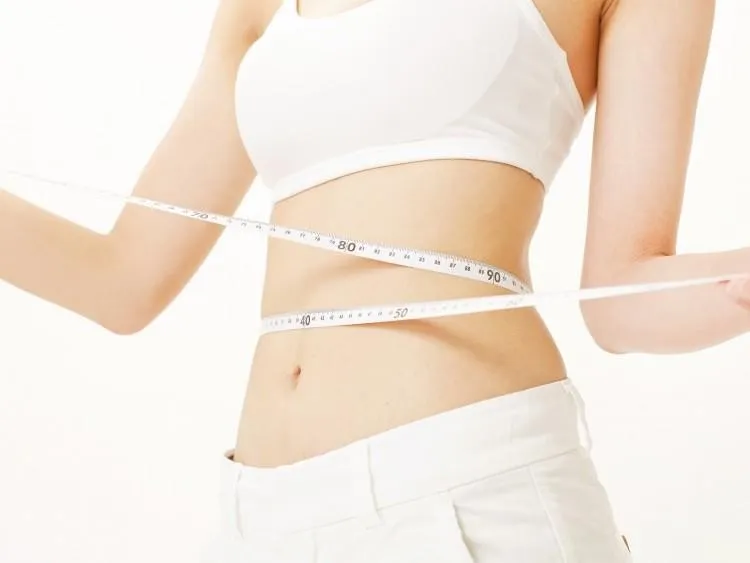 Hình ảnh một người đang tính toán calo trên điện thoại bên cạnh đĩa thức ăn lành mạnh