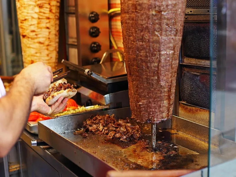 Một chiếc bánh mì Kebab trung bình chứa từ 350 đến 600 calo tùy vào nguyên liệu