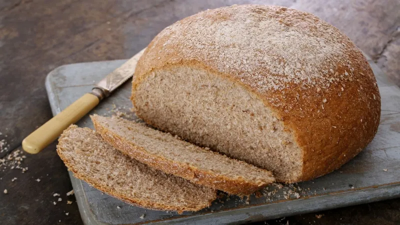 Một lát bánh mì nâu được cắt gọn gàng