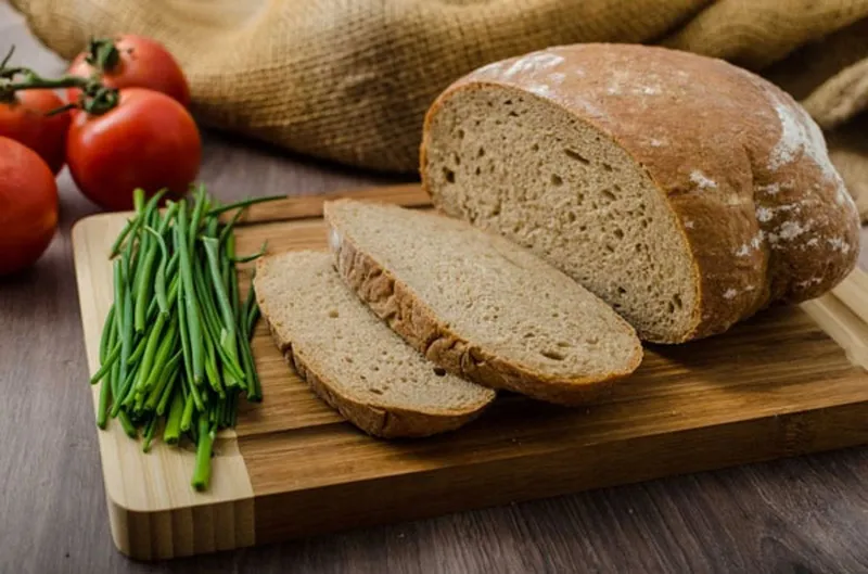 Hàm lượng calo trong bánh mì nguyên cám có thể khác nhau tùy thuộc vào nhà sản xuất và cách chế biến cụ thể