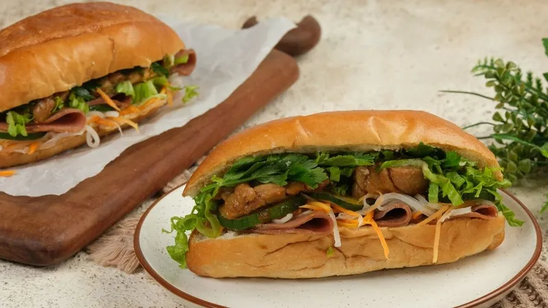 Ổ bánh mì thập cẩm đầy đặn với đa dạng nhân thịt, chả và rau tươi