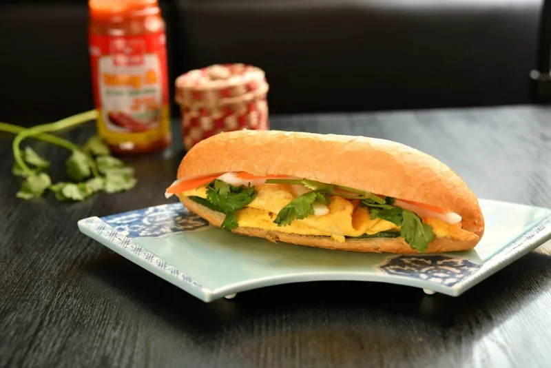 Một ổ bánh mì trứng cung cấp khoảng 330 calo