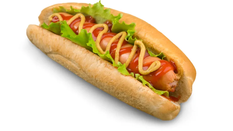 Chiếc bánh mì xúc xích hấp dẫn đang được cắt đôi