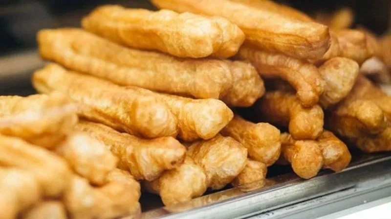 Bánh quẩy vàng giòn, món ăn kèm phổ biến