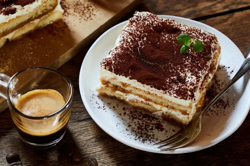 Nhiều người cũng thắc mắc ăn bánh Tiramisu có béo không
