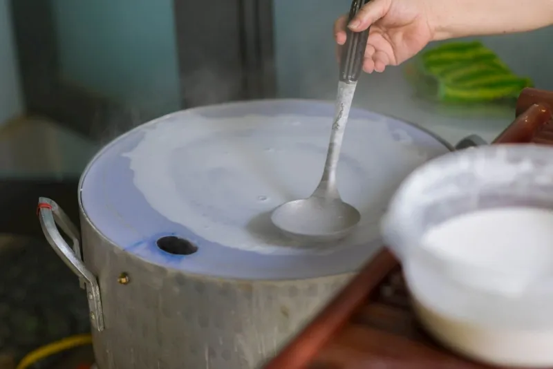 Tấm bánh tráng trắng truyền thống đang được phơi khô dưới nắng, chuẩn bị cho các món ăn