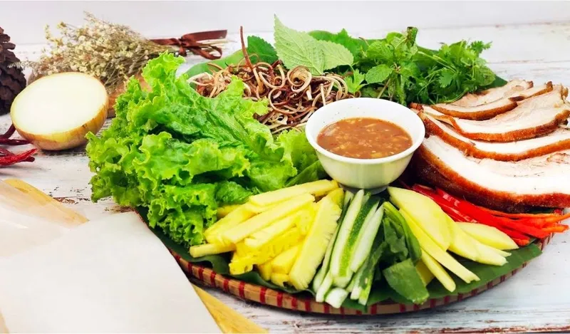 Lượng calo trong bánh tráng cuốn phụ thuộc trực tiếp vào nguyên liệu được sử dụng làm nhân