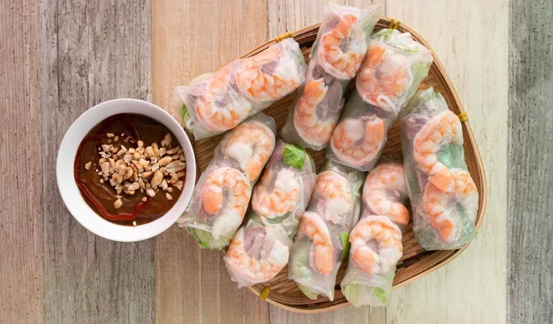 Để thưởng thức bánh tráng cuốn mà không tăng cân, hãy giảm bớt nhân thịt, tôm, sốt bơ và tăng cường rau xanh