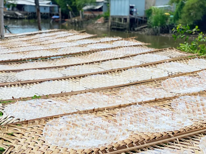 Bánh tráng phơi sương là món ăn được nhiều gia đình Việt ưa thích