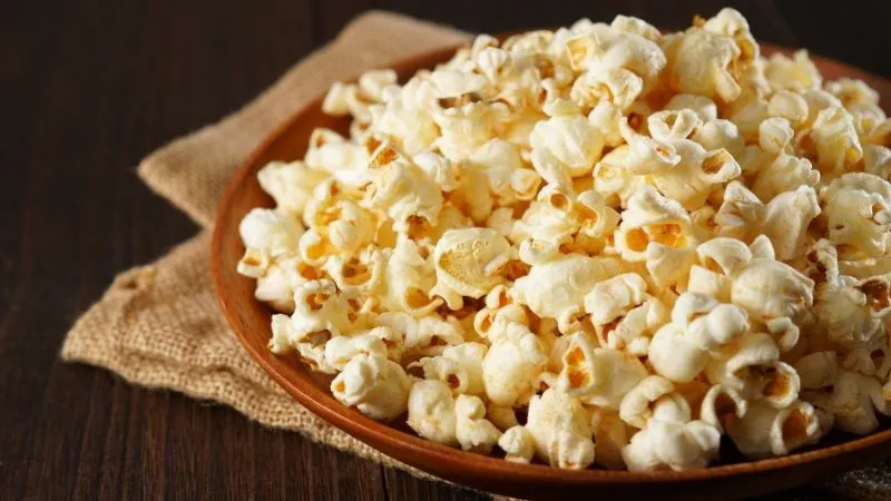 Bảng tổng hợp lượng calo trung bình trong 100g bắp rang bơ với các hương vị khác nhau