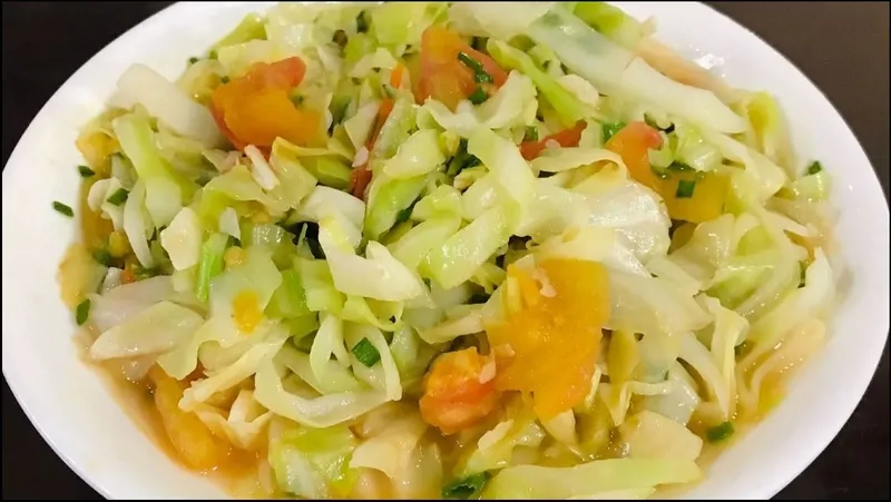 Món bắp cải xào cà chua vẫn giữ được lượng calo thấp, giúp bữa ăn đa dạng hơn