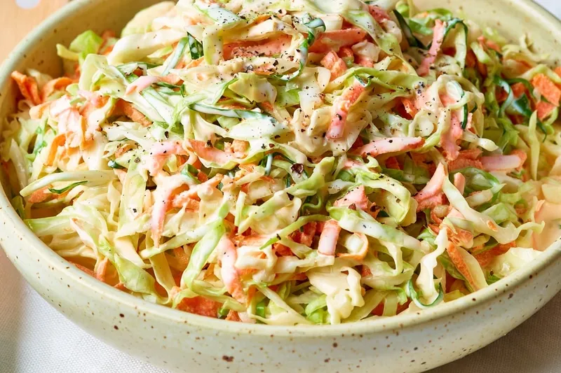 Salad bắp cải tím với màu sắc hấp dẫn, mang lại cảm giác thanh mát và bổ sung vitamin