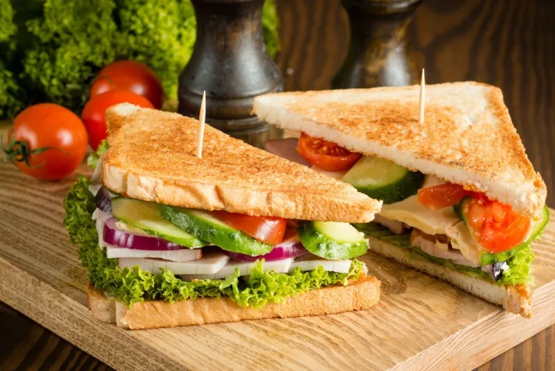 Ăn bánh mì sandwich đúng cách không gây béo phì