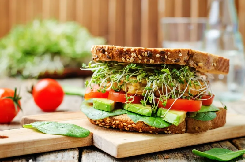 Kết hợp bánh mì sandwich với rau củ quả để bữa ăn thêm lành mạnh