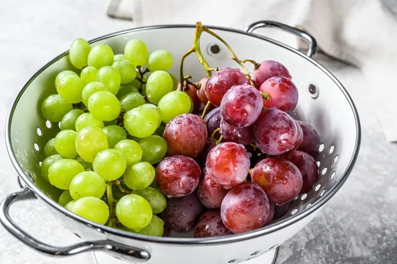 100g nho có lượng calo khoảng 66.9 kcal