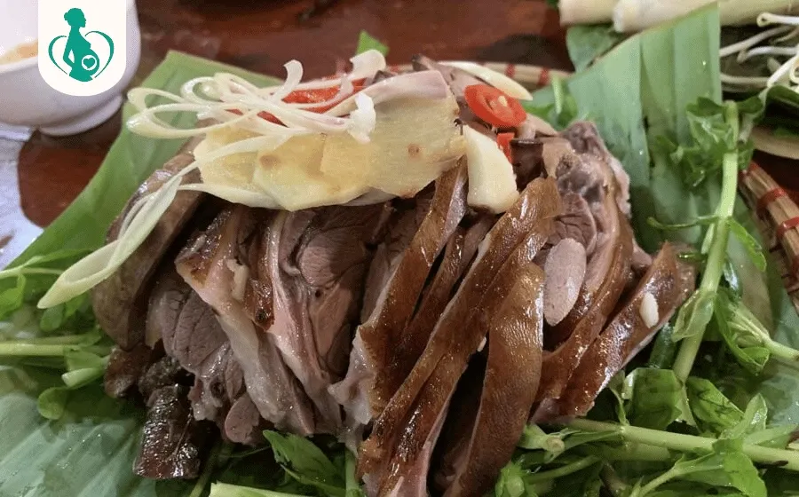 Các loại thực phẩm giàu protein an toàn cho bà bầu như thịt gà, trứng, cá
