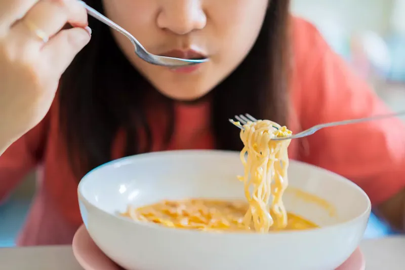 Bát mì cay nóng hổi với rau xanh, trứng và tôm, trông rất hấp dẫn