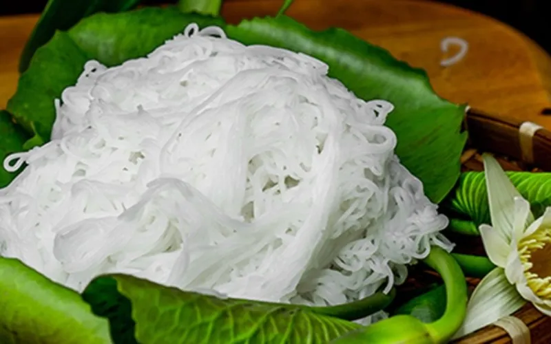 Sợi bún tươi trắng ngà được làm từ bột gạo tẻ
