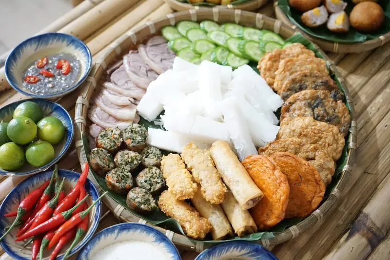 Khi ăn bún đậu mắm tôm, bạn nên ăn rau trước giúp hạn chế cảm giác thèm ăn và bổ sung chất xơ